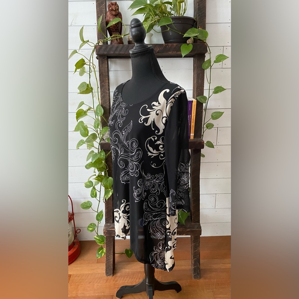 Chico’s Travelers Collection: Black and White Pattern Blouse - Picture 9 of 15